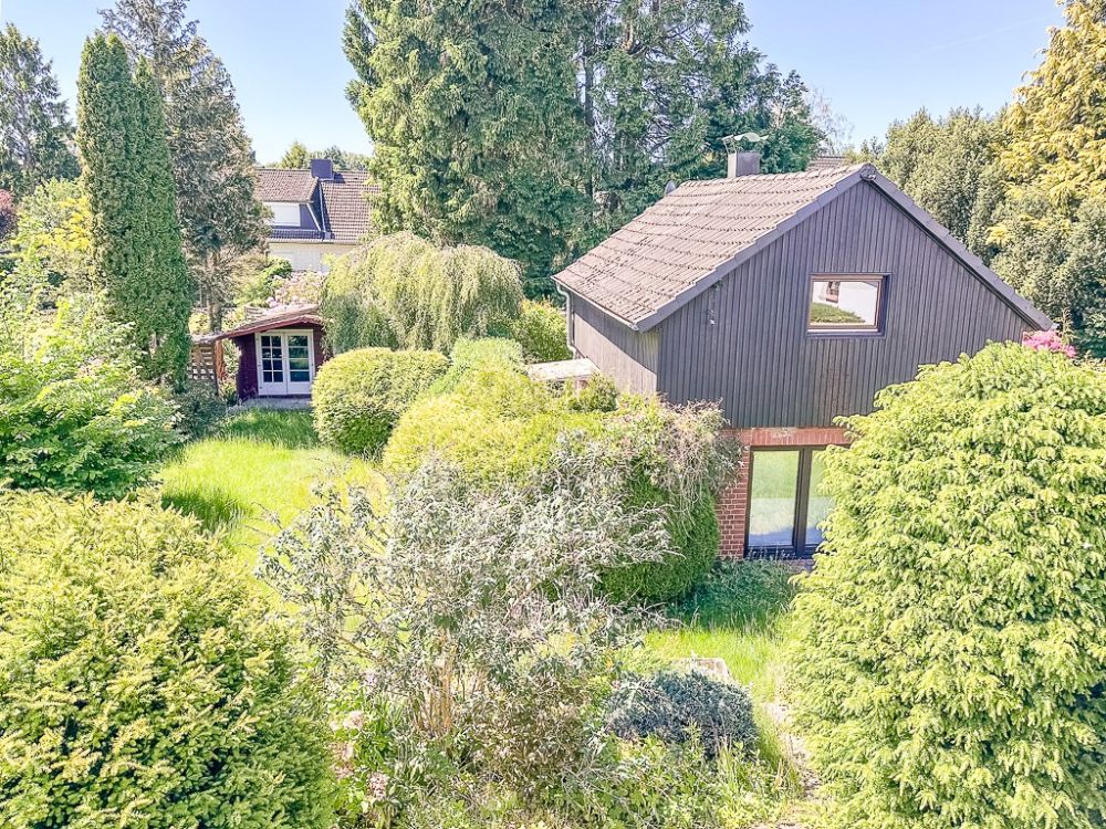 Garten mit hInterer Bebauung